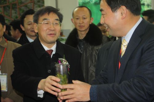 六百里展區與鄭總親切交談.jpg
